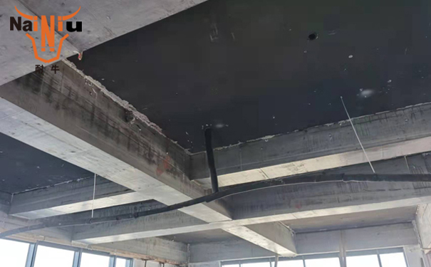 �Żݻ���������ۺ����޲�ɰ���еľ۱�ϩ��ά